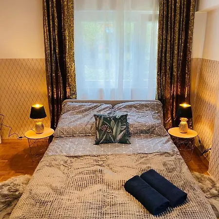 Clicktheflat Solidarnosci Center Hostal *