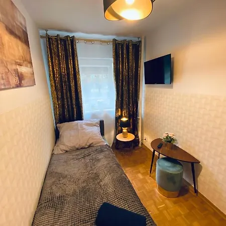 Clicktheflat Solidarnosci Center Хостел *