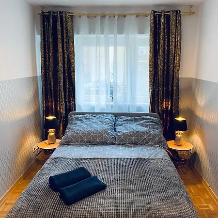 Hostal Clicktheflat Solidarnosci Center *