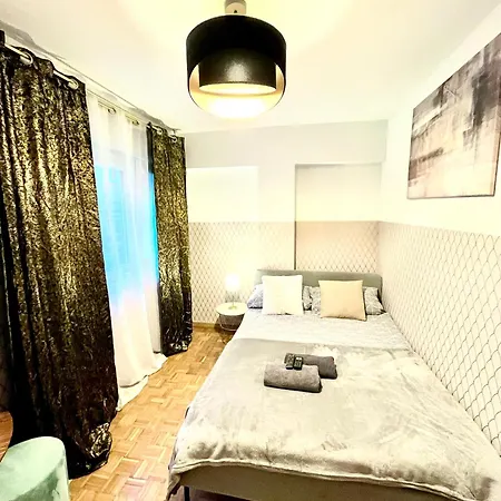 אכסניה Clicktheflat Solidarnosci Center *